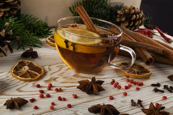 Hot winter drink with spices on festive new year background — Stock Photo, Image