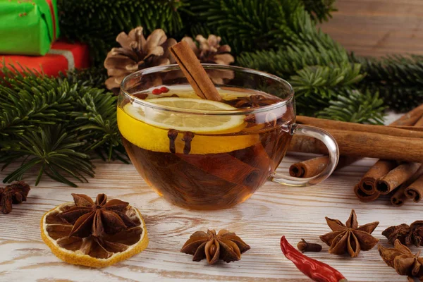Hot winter drink with spices on festive new year background — Stock Photo, Image