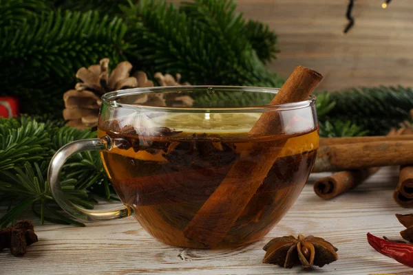 Hot winter drink with spices on festive new year background — Stock Photo, Image