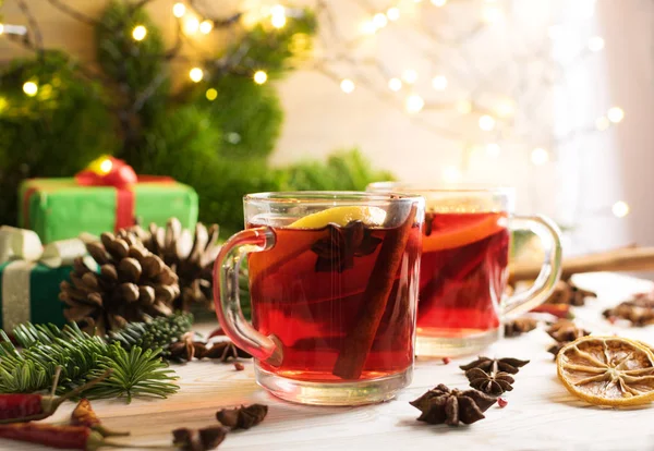 Зимний красный напиток со специями на праздничном новогоднем фоне — стоковое фото