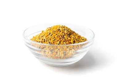 Beyaz arka planda izole edilmiş cam kasedeki arı poleni ya da perga yığını. Çiğ kahverengi, sarı, turuncu ve mavi polen tanecikleri veya arı ekmek yığını. Sağlıklı gıda takviyesi