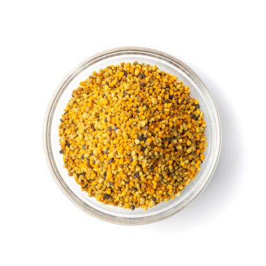 Beyaz arka planda izole edilmiş cam kasedeki arı poleni ya da perga yığını. Çiğ kahverengi, sarı, turuncu ve mavi polen tanecikleri veya arı ekmek yığını. Sağlıklı gıda takviyesi