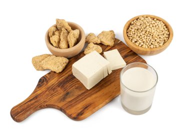 Kuru soya eti, soya fasulyesi, soya sütü ve soya peyniri ile beyaz arka planda kesilmiş soya yemeği koleksiyonu. Soya sütü, soya peyniri, soya proteini veya TSP ile karıştırılmış soya ürünleri.