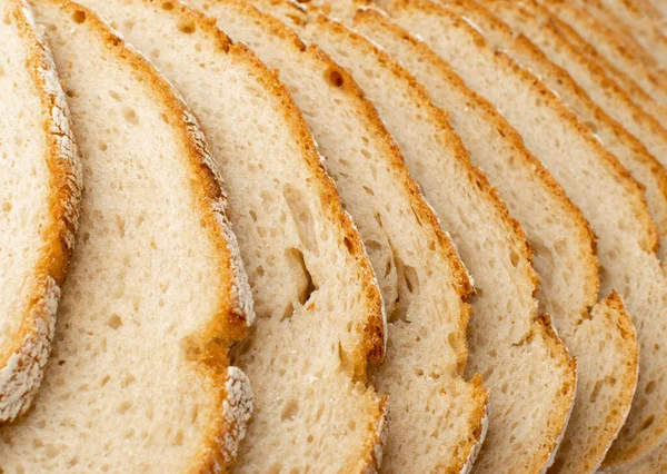 传统的切片面包纹理背景 用酸性面团制成的自制褐色有机谷物面包片 新鲜烘烤的小麦黑麦面包片 — 图库照片