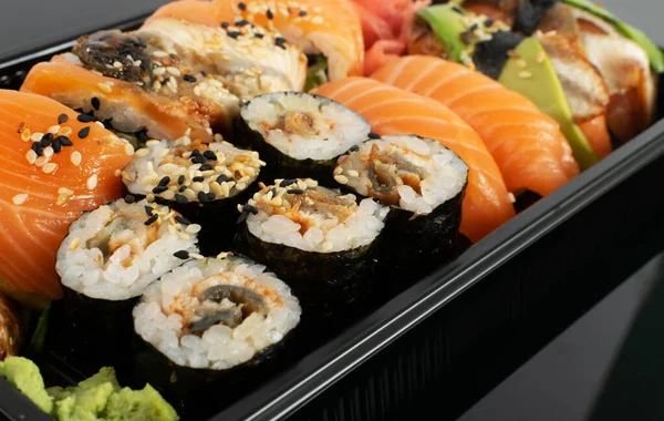 Makro Foto Plastbehållare Med Sushi Set Redo För Hämtning Leverans — Stockfoto