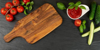 Dark Stone Arkaplanı, Vintage Cutting Board, Taze Sebzeler ve Yeşiller. Domates, Basil ve Salatalıklı Doğal Düz Yatay Model