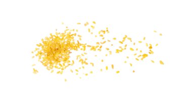 Dağılmış bulgur beyaz arkaplanda izole edildi. Çiğ bulguru, kavrulmuş kavrulmuş buğday tohumu, mısır gevreği.