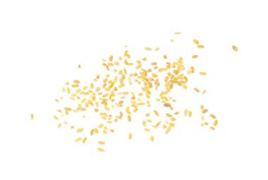 Dağılmış bulgur beyaz arkaplanda izole edildi. Çiğ bulguru, kavrulmuş kavrulmuş buğday tohumu, mısır gevreği.