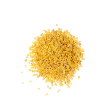 Bulgur yığını beyaz arka planda izole edildi. Çiğ bulguru yığını, kavrulmuş buğday tohumu, tahıl gevreği üst görünümü.