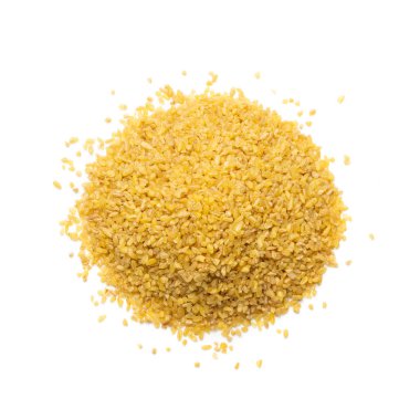 Bulgur yığını beyaz arka planda izole edildi. Çiğ bulguru yığını, kavrulmuş buğday tohumu, tahıl gevreği üst görünümü.