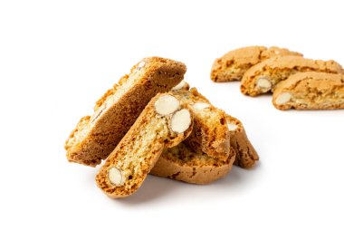 Biscotti di prato beyaz arka planda izole edildi. Geleneksel İtalyan fındık kurabiyeleri. Ev yapımı cantucci bademli kurabiye.