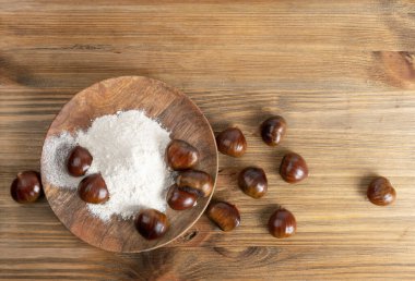 Kestane unu ve kestane kestanesi. Çiğ, lezzetli kestane tozu, sonbahar ve noel vejetaryen yemeği.