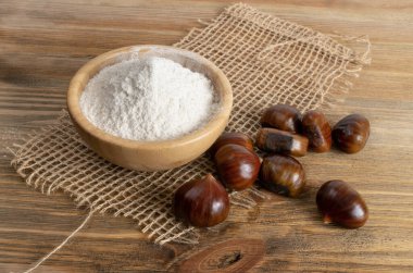 Kestane unu ve kestane kestanesi. Çiğ, lezzetli kestane tozu, sonbahar ve noel sebzesi.