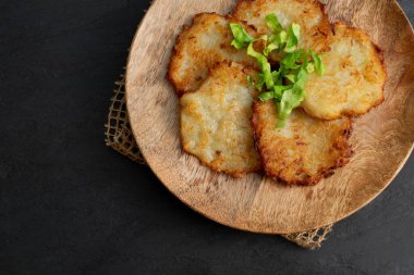 Patates gözlemesi, draniki, deruny, patates latkesi, latka, İrlanda keki, paçavra ya da tahta tabakta kutular. Rendelenmiş sebzeli krep mi yoksa arka planda soğanlı patates kızartması mı?