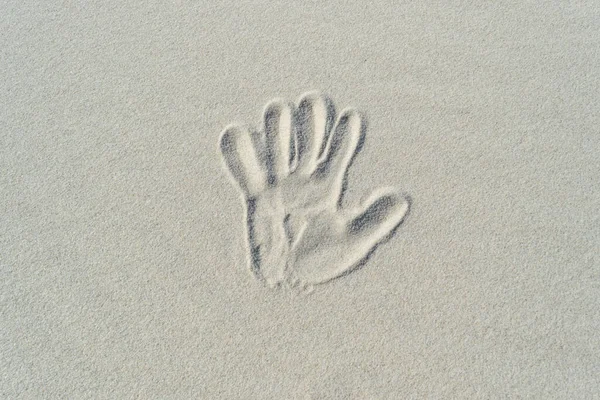 Ein Handabdruck Auf Weißem Sand Handabdruck Auf Sandstrand Hintergrund Draufsicht — Stockfoto