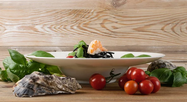 Fotokopi alanı olan siyah İtalyan karides makarna. Siyah ev yapımı spagetti, mürekkepbalıklı erişte, ahşap arka planda pişirilmiş deniz ürünleri makarna.