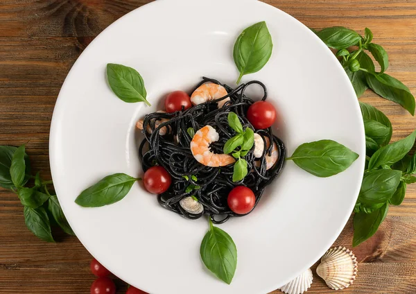 Pasta Mariscos Italiana Negra Con Camarones Tomates Cherry Verduras Plato —  Fotos de Stock