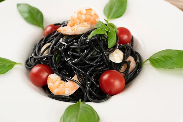 Pasta Mariscos Italiana Negra Con Camarones Tomates Cherry Verduras Plato —  Fotos de Stock