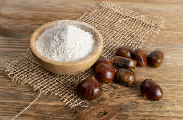 Kestane unu ve kestane kestanesi. Çiğ, lezzetli kestane tozu, sonbahar ve noel sebzesi.