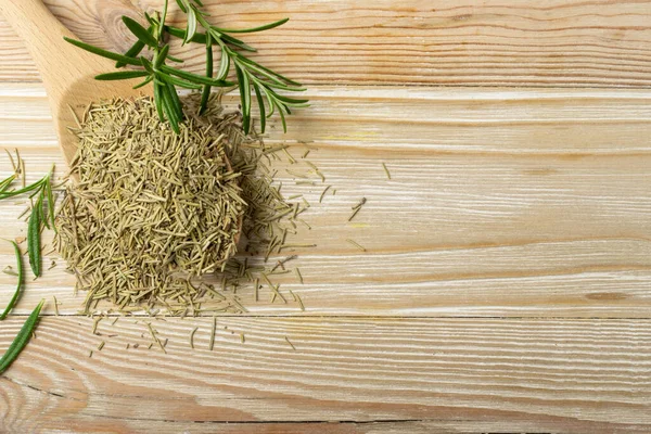 Haufen Trockener Rosmarinnadeln Einem Holzlöffel Getrocknete Zerkleinerte Und Frische Grüne — Stockfoto