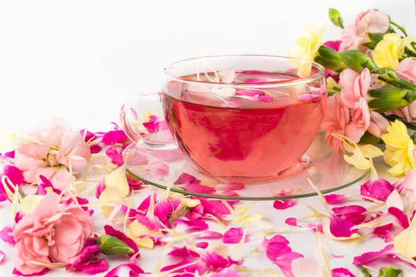 분홍색 음료에 카네이션 꽃잎이 옆으로 보이죠 장미꽃 꽃다발과 — 스톡 사진