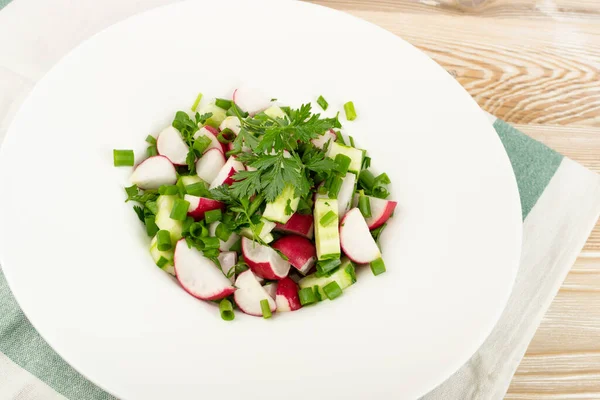 Voorjaarsradijssalade Met Verse Komkommer Groenten Witte Restaurantplaat Close Eenvoudige Groene — Stockfoto