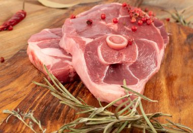 Çiğ kuzu pirzolası ya da ahşap arka planda koyun eti kesiği. Kemiğin üzerinde taze koyun eti.