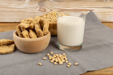 Kuru soya eti, soya fasulyesi, soya sütü ve soya peyniri arkaplan manzaralı soya yemeği koleksiyonu. Soya sütü, soya peyniri, soya proteini veya TSP ile karıştırılmış soya ürünleri.