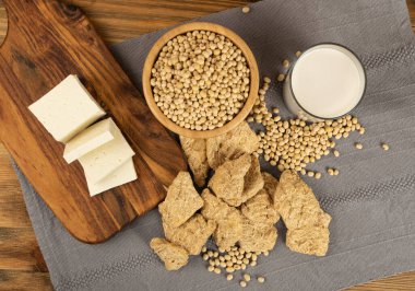 Kuru soya eti, soya fasulyesi, soya sütü ve soya peyniri arkaplan manzaralı soya yemeği koleksiyonu. Soya sütü, soya peyniri, soya proteini veya TSP ile karıştırılmış soya ürünleri.