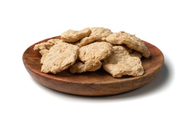 Çiğ susuz soya eti ya da beyaz arka planda izole edilmiş soya parçaları. Dokulu soya proteini veya TSP olarak da bilinen dokulu sebze proteini.