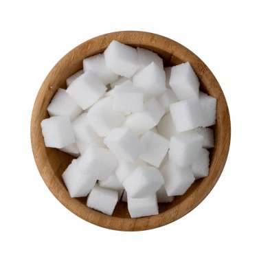 Tahta kasedeki beyaz glikoz küpleri izole edilmiş. Rafine edilmiş beyaz şeker üst görünümü