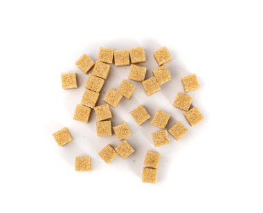 Ham kahverengi şeker küpleri beyaz arka planda izole edilmiş. Rafine edilmemiş kamış şeker küpü koleksiyonu