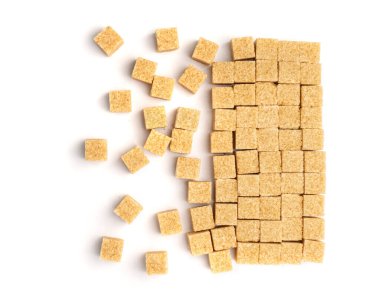 Beyaz arka planda izole edilmiş ham kahverengi şeker küpleri. Rafine edilmemiş kamış şekeri kare pikseller desen üst görünümü