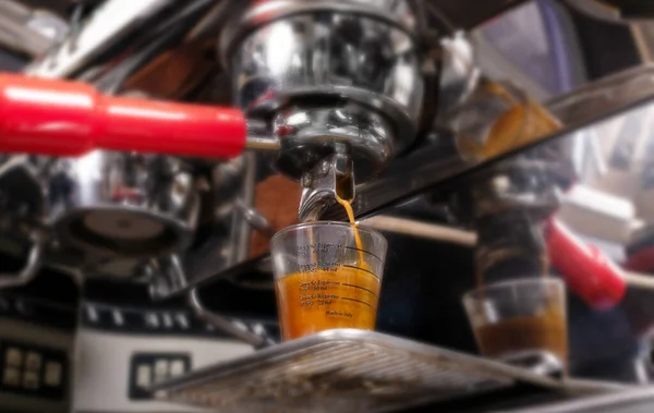 在专业咖啡机上准备浓缩咖啡的宏观镜头 在咖啡店或咖啡店的特写镜头中 用浓缩咖啡酿制咖啡 — 图库照片