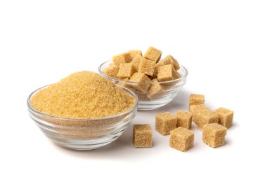 Esmer şeker, kum ve küp beyaz arka planda izole edilmiş. Rafine edilmemiş kamış şekeri yığını