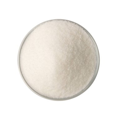 Kasede daha tatlı kum. Rafine edilmiş granüllü şeker beyaz arka planda izole edilmiş. Yuvarlak kase manzaralı kum taneleri.