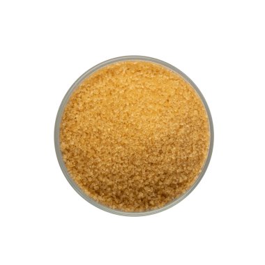 Kırpma yolu ile beyaz zemin üzerinde izole kahverengi şeker yığını. Yuvarlak kâse görünümlü işlenmemiş kamış şeker yığını