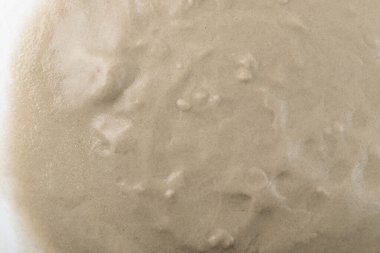 Açık bej rengi ıslak kum dokusu, nemli kumlu plaj desenli arka plan görüntüsü kopya alanı ile