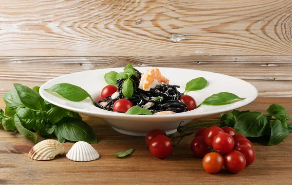 이탈리아 해산물 파스타에는 토마토 야채가 집에서 스파게티 오징어 잉크가 마카로니 — 스톡 사진