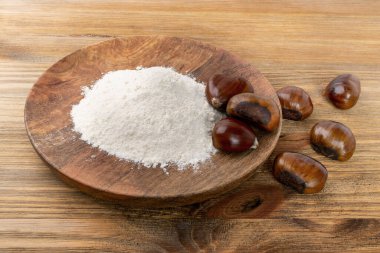 Kestane unu ve kestane kestanesi. Çiğ, lezzetli kestane tozu, sonbahar ve noel sebzesi.