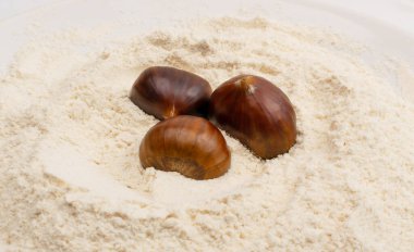 Kestane unu ve kestane kestanesi. Çiğ, lezzetli kestane tozu, sonbahar ve noel sebzesi.