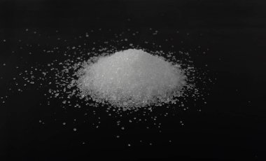 Siyah Arkaplanda Beyaz Limon Tozu, Clay ya da Bentonite. Pudralanmış Citrus Asidi, Kalsiyum, Alçıtaşı veya Alçı Kenar Görünümü