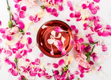 Karanfil yapraklı ve pembe çiçekli Hibiscus çayı. Dianthus ya da schabaud ile cam bardakta sıcak gül içeceği