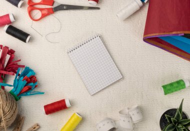 Kağıt çiçekler yapmak, düz dikiş dikmek ve üst manzara. El yapımı kağıt işçiliği, el işi sınırı, el işi çerçeve