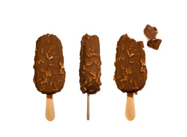 Çikolatalı bademli dondurmayı beyaz arka planda izole edilmiş tahta bir çubukta ısırdı. Donmuş süt yoğurdu ya da kakao kaplı eskimo tatlısı, fıstık, fındık.