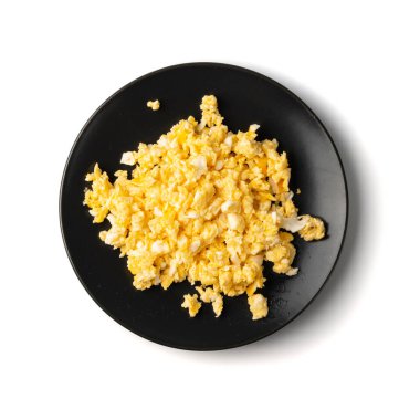 Çırpılmış yumurta ya da siyah tabakta omlet. Kahvaltı yumurtaları tuzlu ve tereyağlı çırpılmış ya da karıştırılmış. Sabah sıcak omlet, taze omlet manzaralı.
