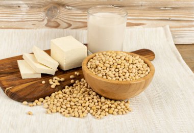 Kuru soya eti, soya fasulyesi, soya sütü ve soya peyniri arkaplan manzaralı soya yemeği koleksiyonu. Soya sütü, soya peyniri, soya proteini veya TSP ile karıştırılmış soya ürünleri.