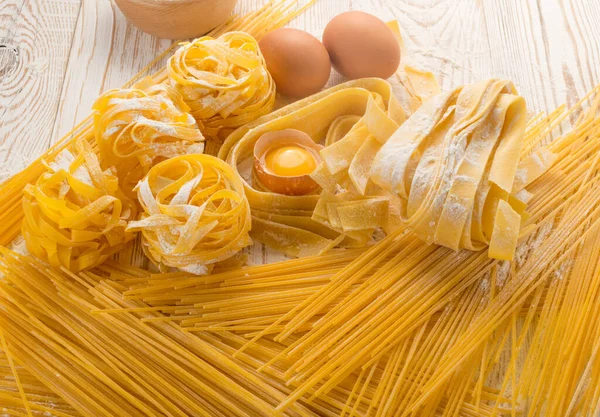 生黄色意大利面 意大利面 意大利面 意大利面 意大利面 意大利面 意大利面 意大利面 意大利面 鸡蛋自制面条烹调工艺 — 图库照片