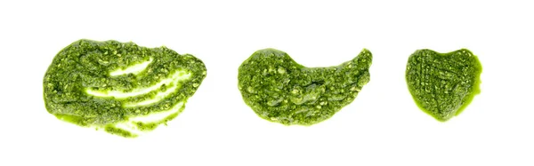 一组散落在白色背景上的比索片 意大利绿色自制酱汁 由罗勒 橄榄和山核桃芝士制成 — 图库照片