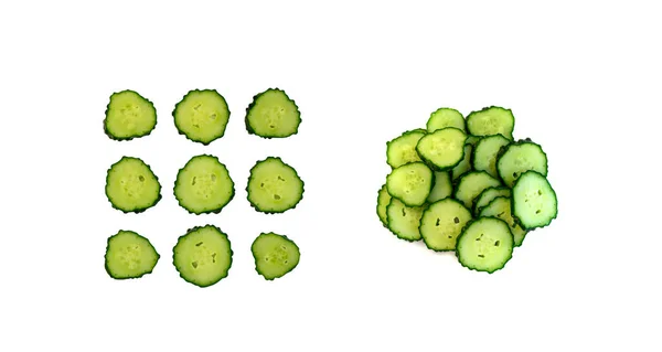 Oogsten Van Verse Komkommerschijfjes Geïsoleerd Witte Achtergrond Schaduwloos Knippaden Bovenaanzicht — Stockfoto